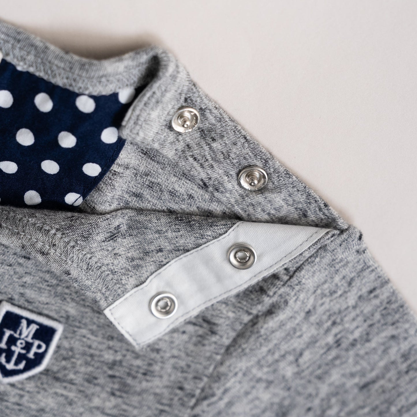 スリットネックTシャツ　GRAY