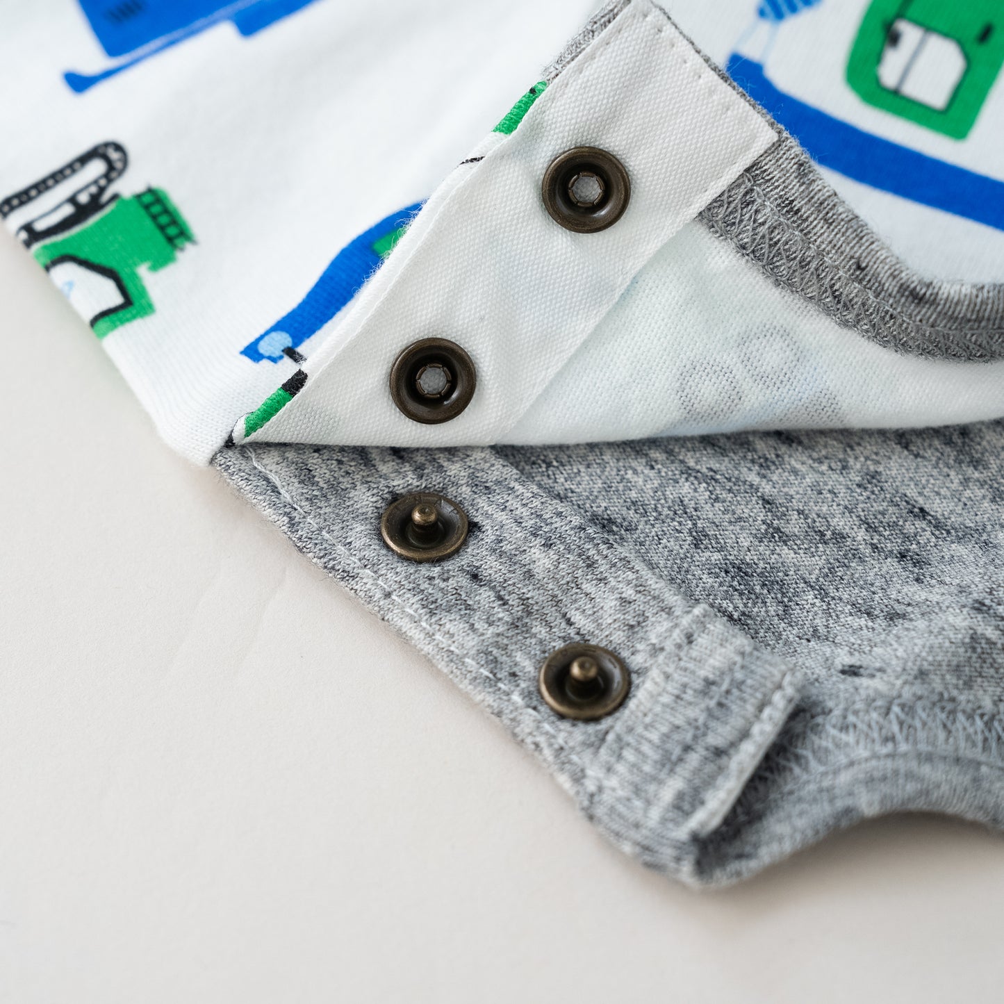 ヘンリーネックTシャツ 【はたらくクルマ】　 OFF-WHITE